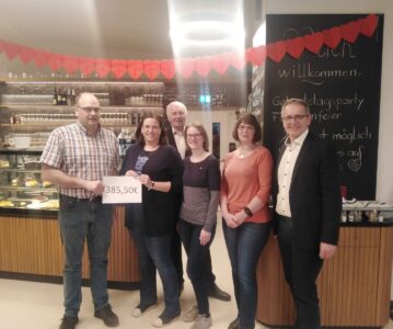 Spendenübergabe an den Verein Groß und Klein