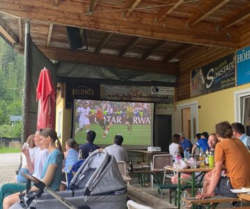 Public Viewing am Fußballplatz